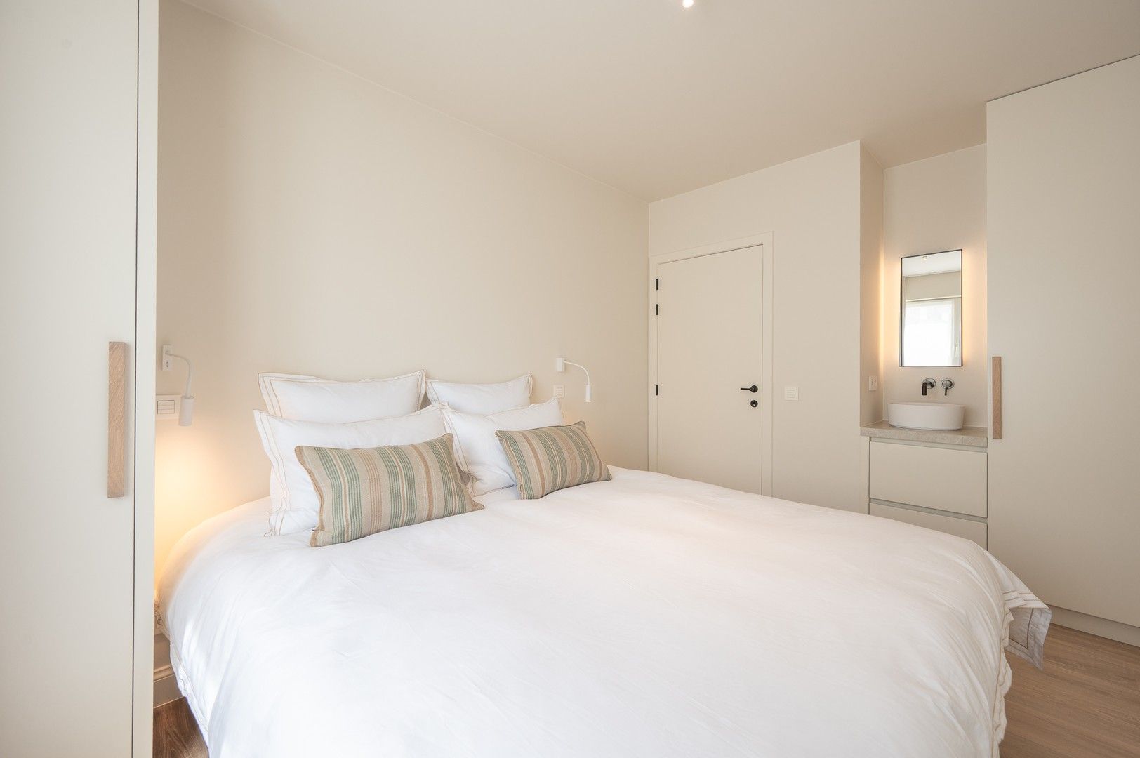 Prachtig en luxueus gerenoveerd appartement met zeezicht, centraal gelegen in het Zoute. foto 17