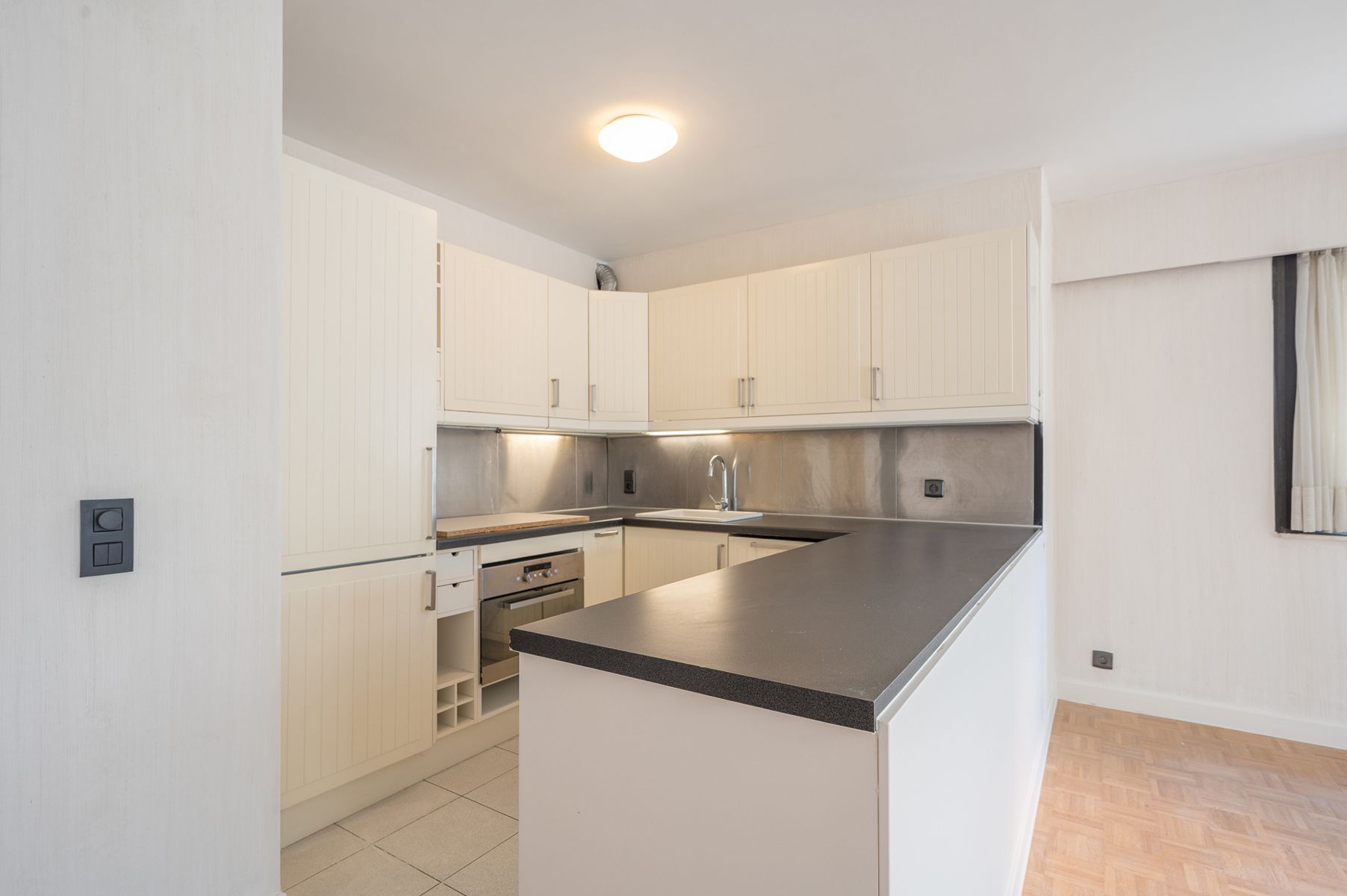 Ongemeubeld, hoekappartement nabij het Albertplein  foto 6