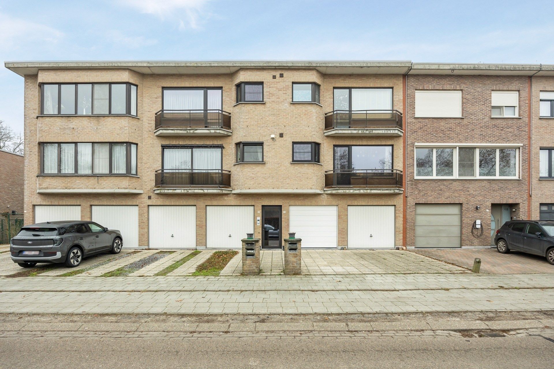 Instapklaar appartement op de eerste verdieping met 2 slaapkamers en garage foto {{pictureIndex}}
