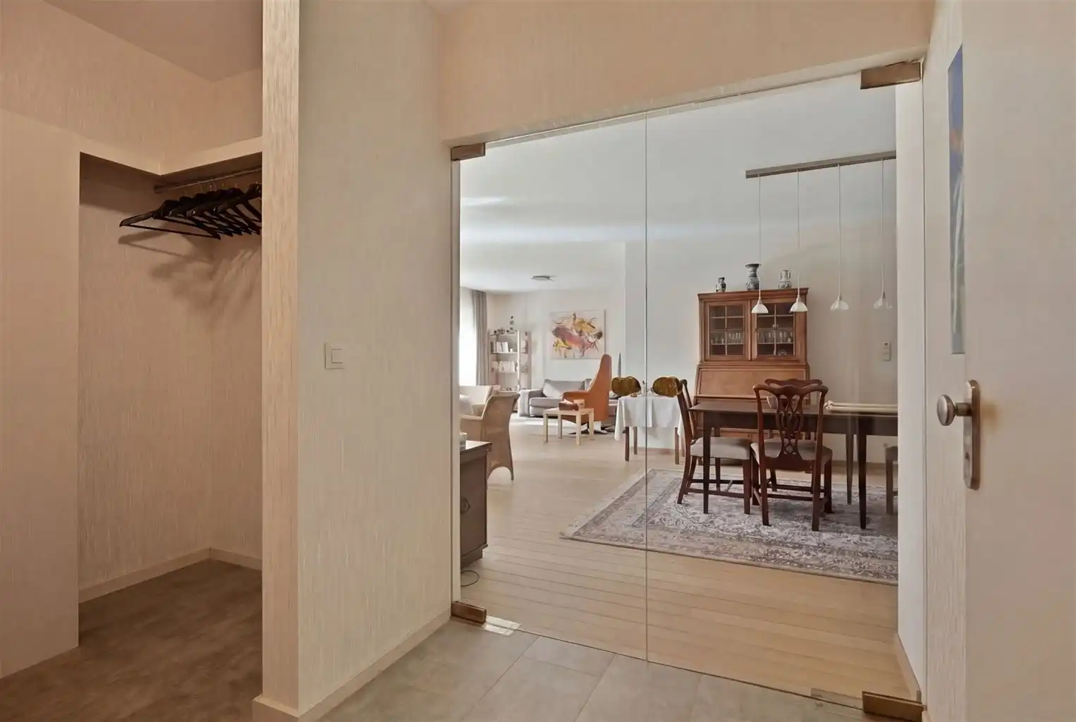 Uitzonderlijk ruim, gelijkvloers 2-slaapkamer appartement met terras en tuintje, zonnepanelen en inpandige garagebox gelegen vlakbij het centrum van Maaseik. foto 11