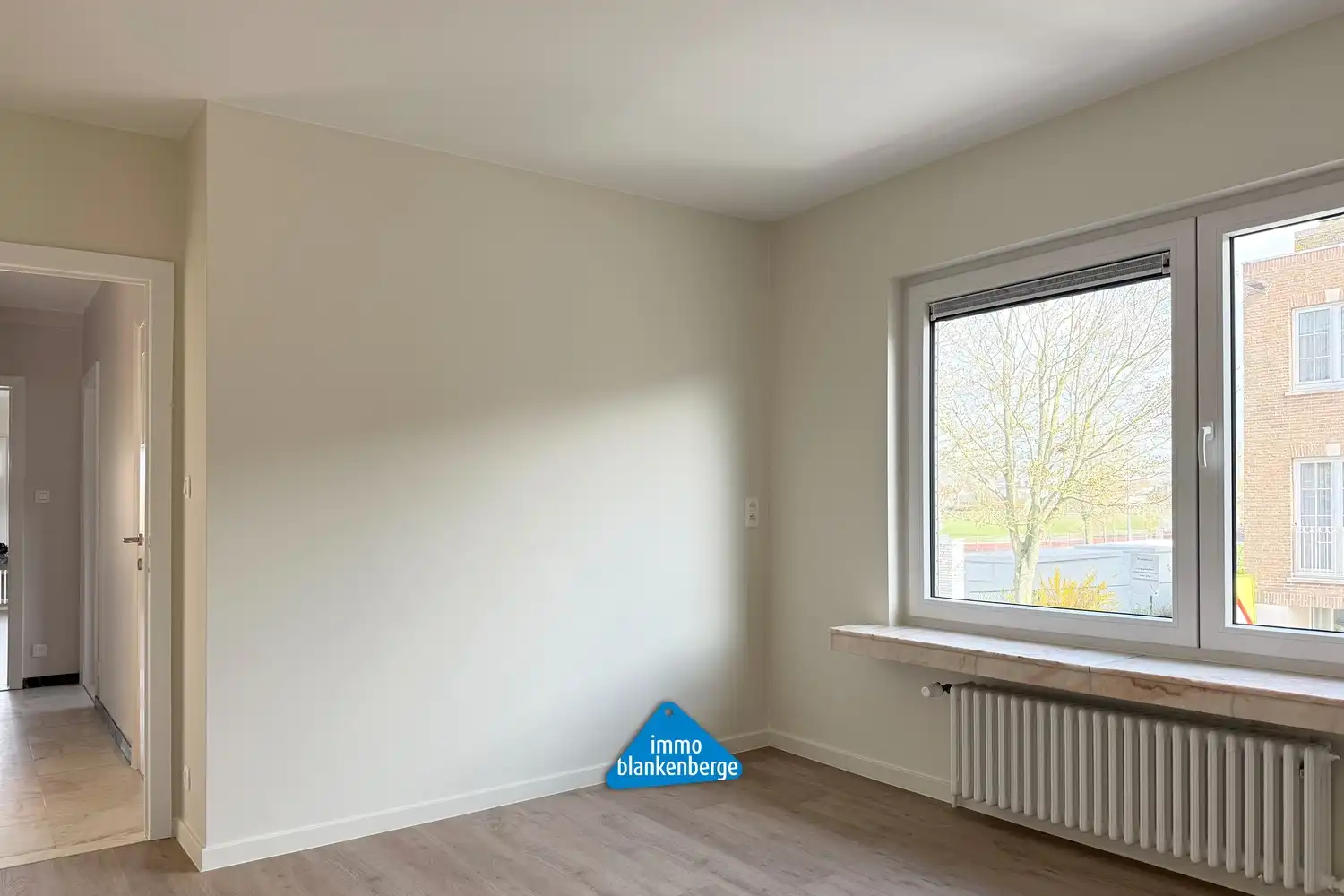 Volledig gerenoveerd ruim 2 slaapkamer appartement foto 7