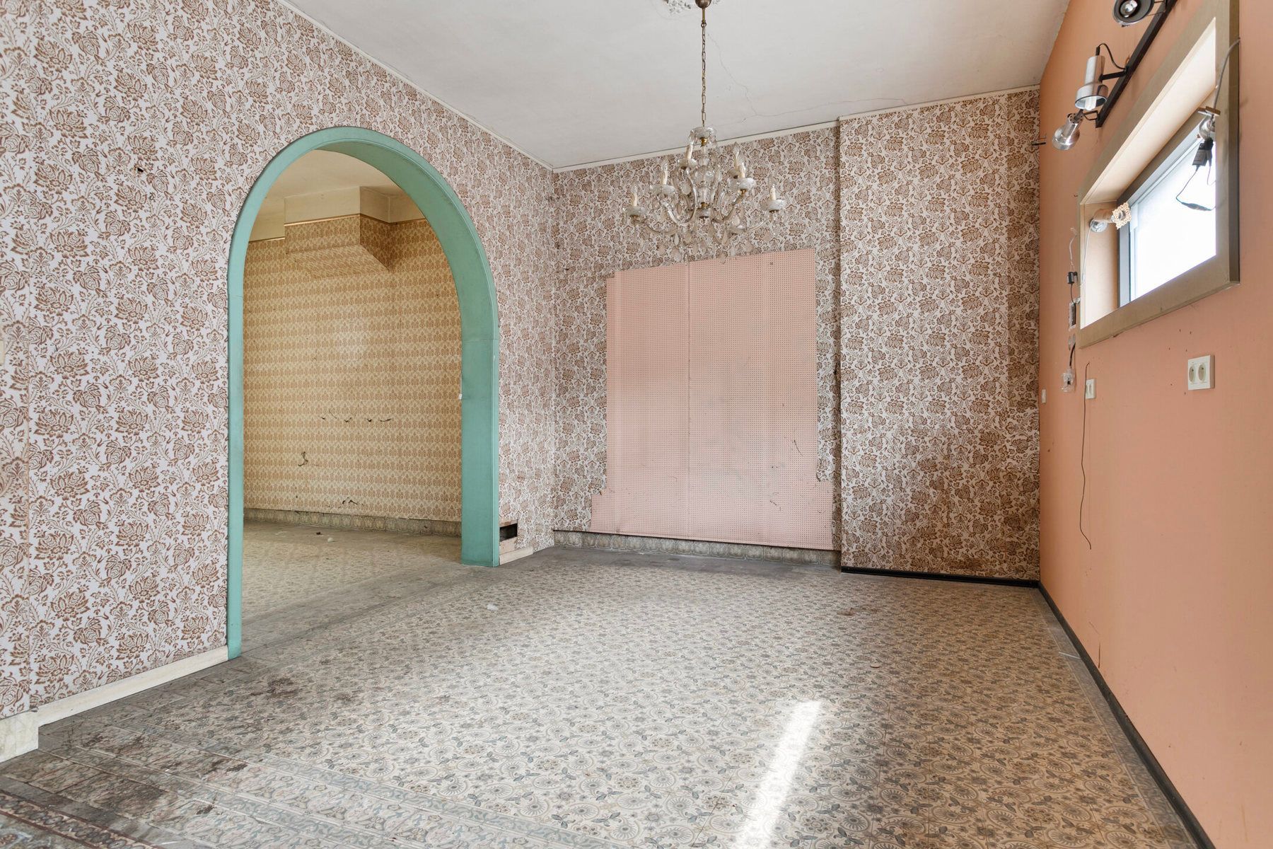 Te renoveren woning met zeer grote garage ! foto 5