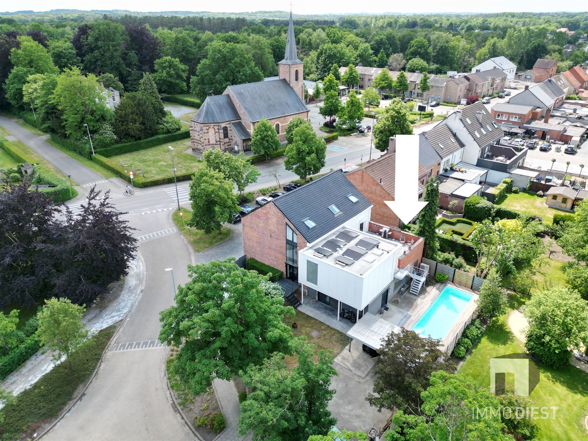 Handelspand met luxe woonst op goede locatie foto {{pictureIndex}}