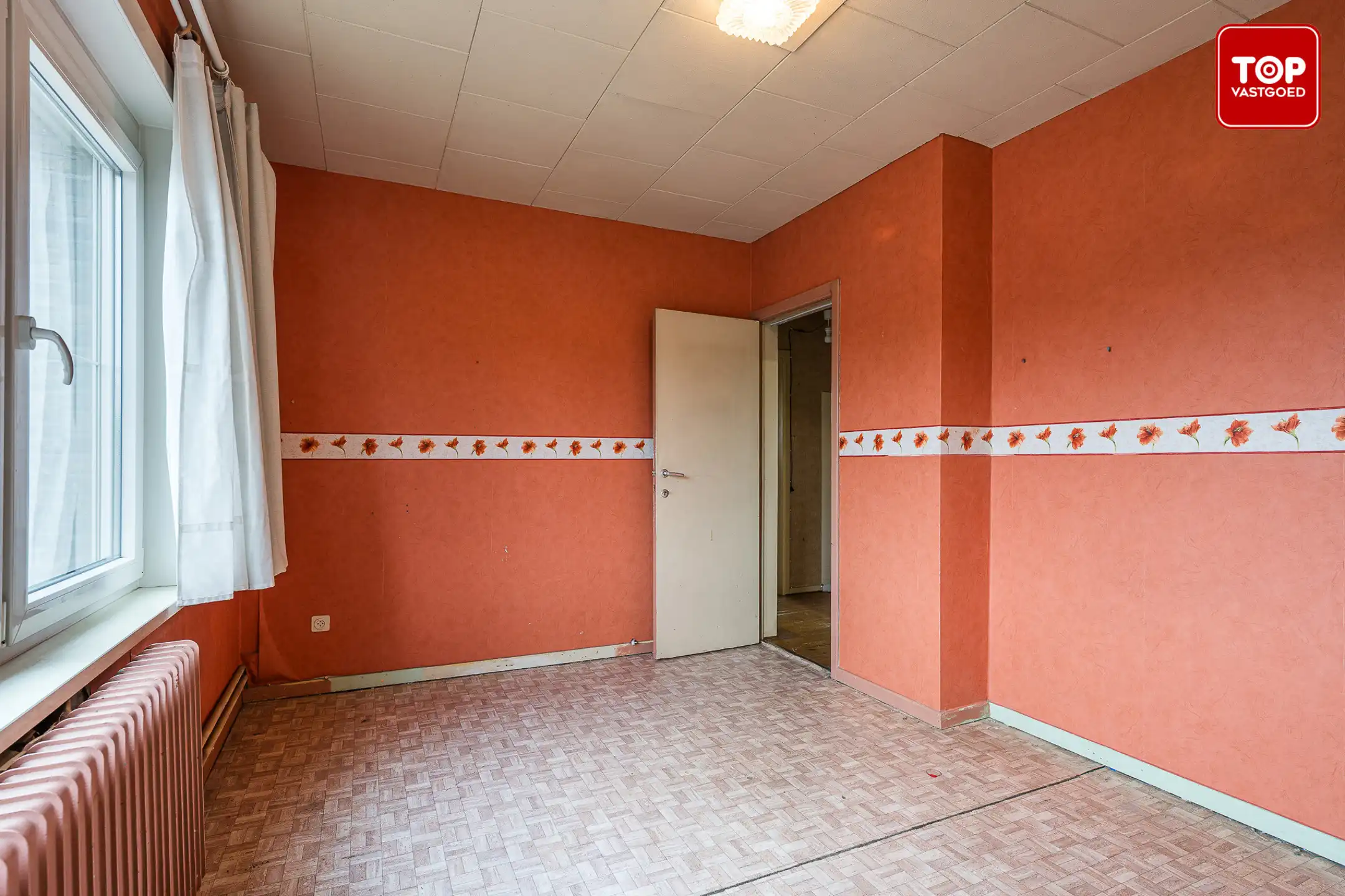 Op te frissen half open bebouwing met 3 slaapkamers, tuin en garage.  foto 19