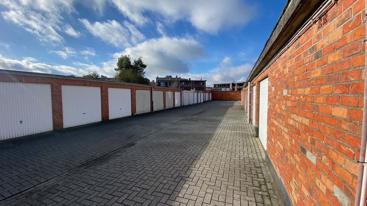 Deze individuele garagebox is gelegen in een garagecomplex acheraan een appartementsgebouw. foto 3