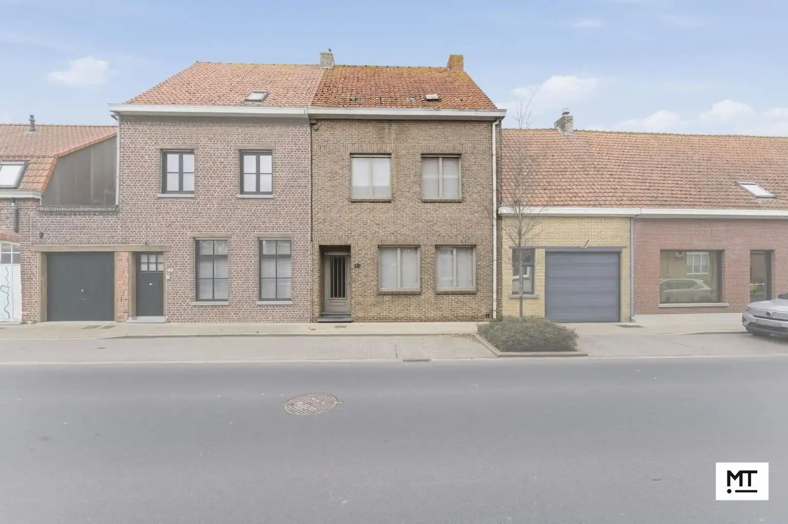 Hoofdfoto van de publicatie: Te renoveren woning met 3 slaapkamers (5 mogelijk) en stadstuin in Bikschote