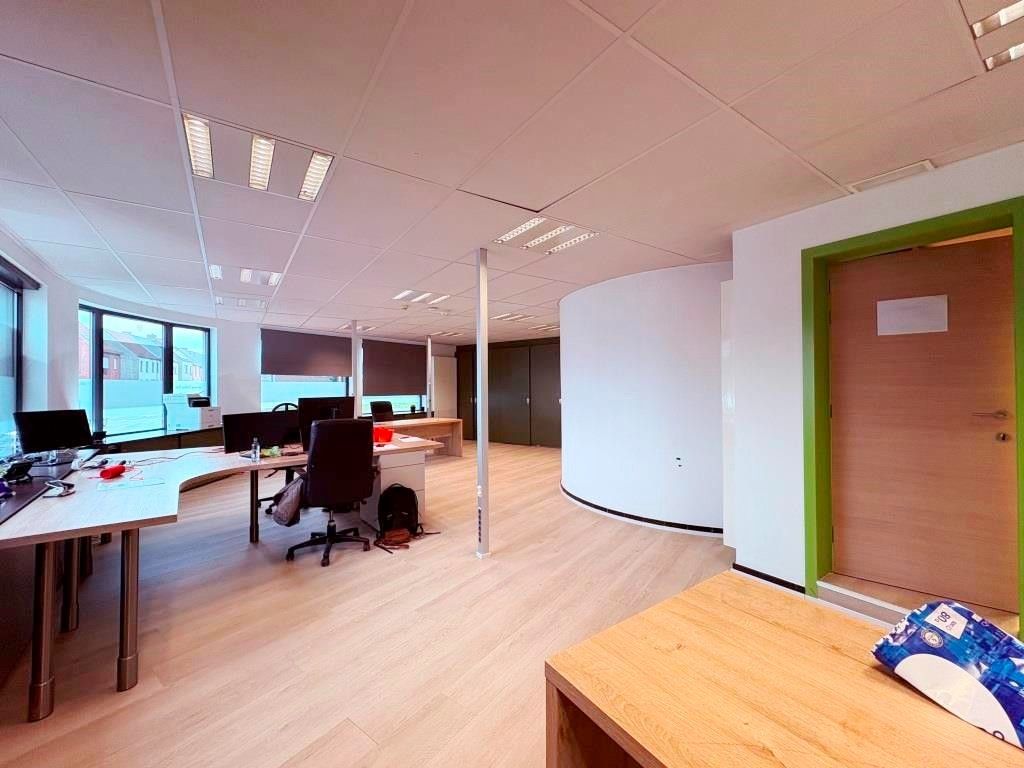 Duurzaam en sterk visueel gelegen gebouw met kantoren, een groot appartement en 3 standplaatsen. foto 3