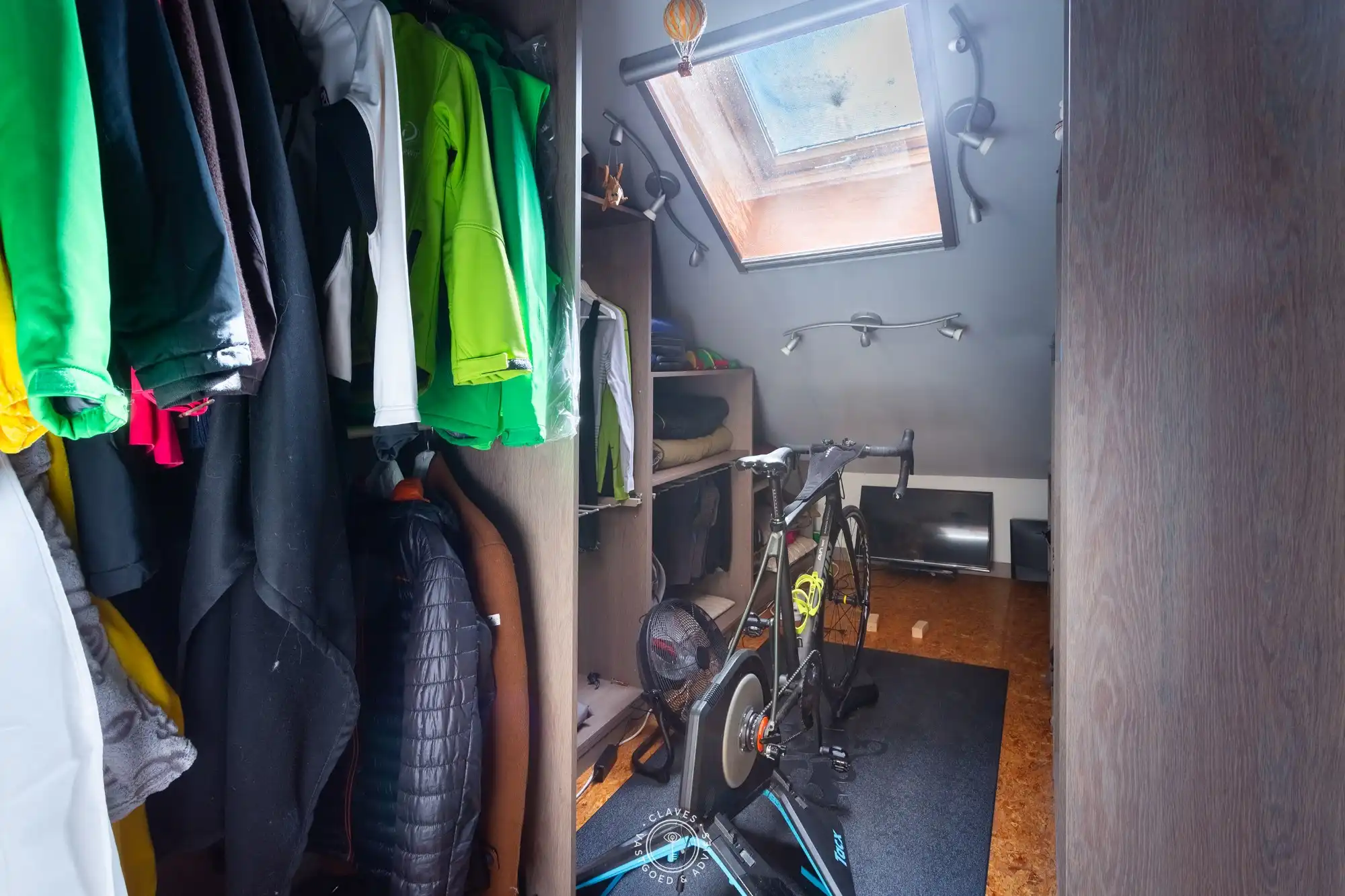 Hedendaagse gezinswoning achter statige art-decogevel foto 17