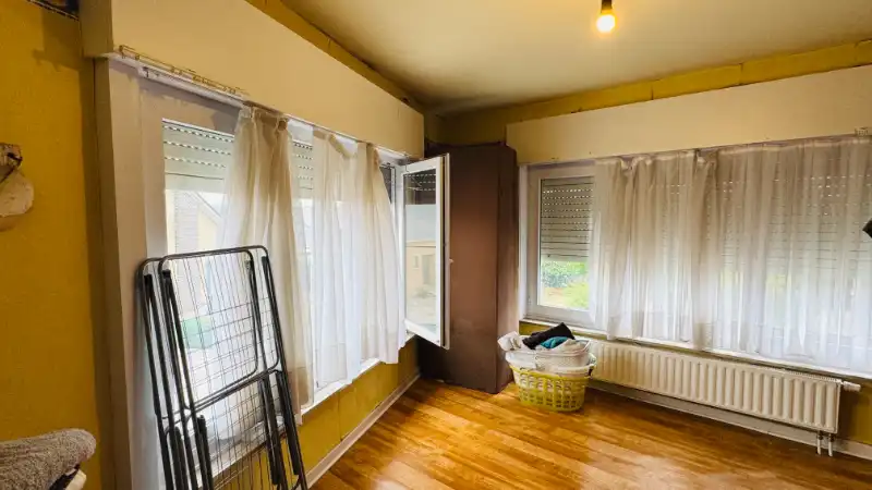 Grote, te renoveren half open bebouwing met 4 slaapkamers, tuin en garage foto 14