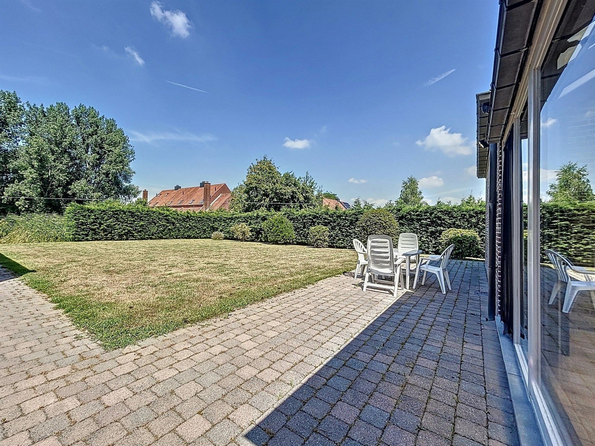 Rustig gelegen en instapklare open bebouwing (type bungalow)  met garage op perceel van 885m²  foto 7