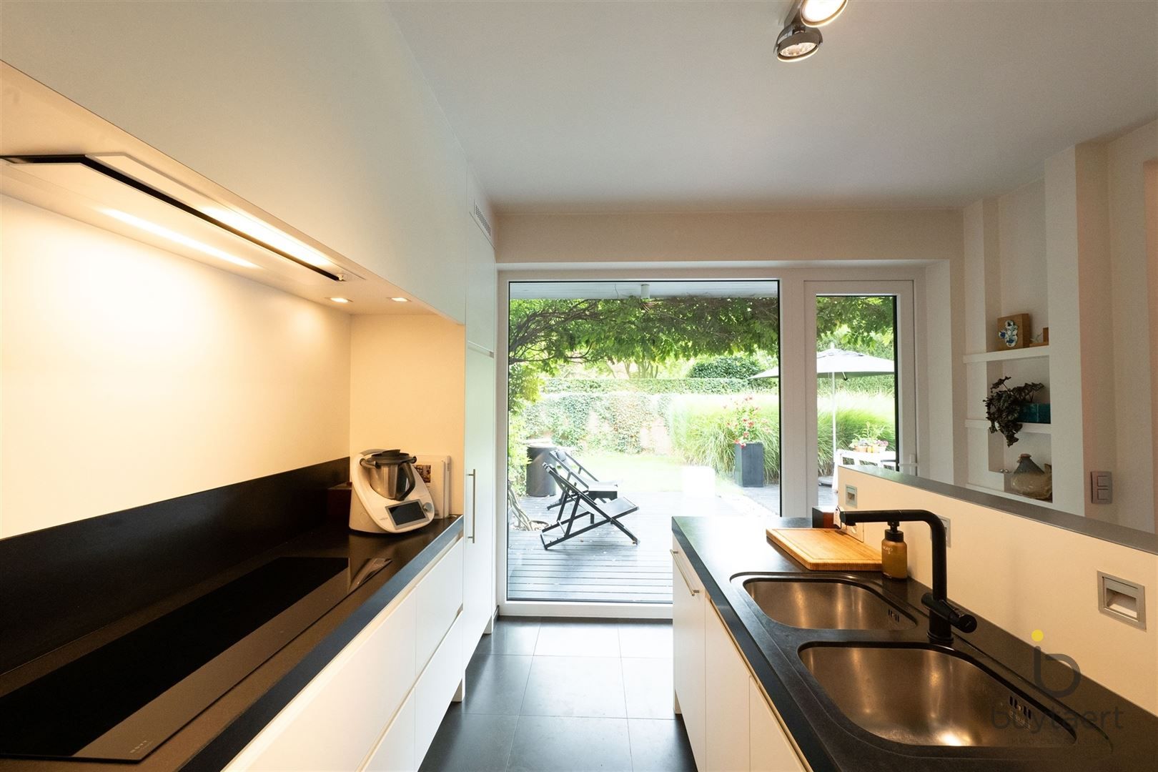 Gezellige instapklare woning met een prachtige groene tuin! foto 22