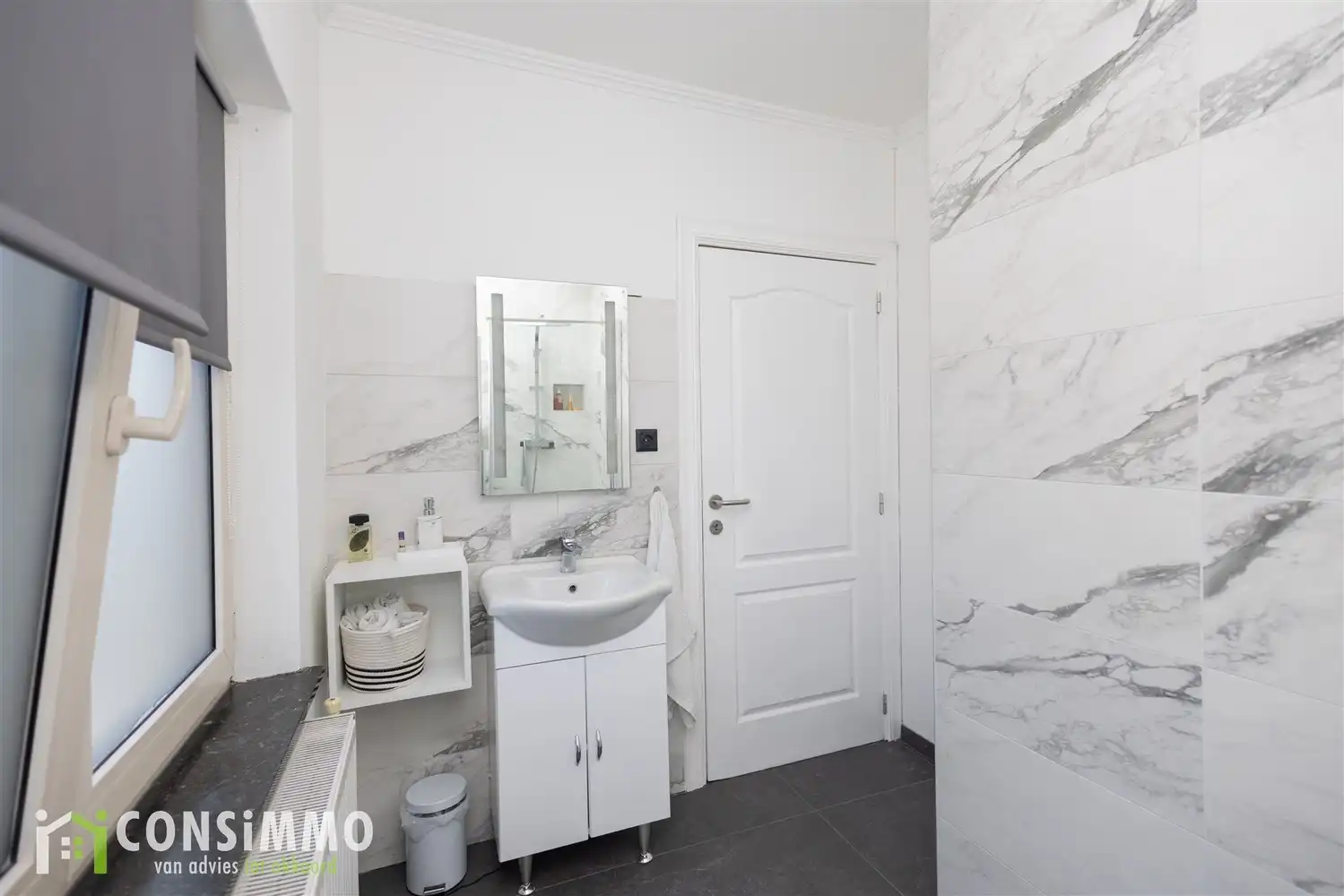 Instapklare en ruime woning met 5 slaapkamers in Genk foto 20