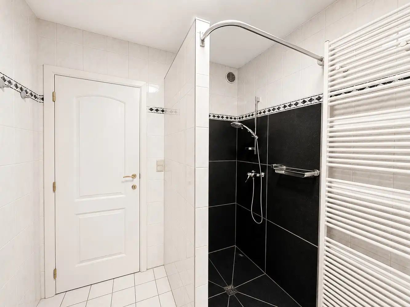 INSTAPKLAAR GELIJKVLOERS APPARTEMENT (H.O.B) foto 9
