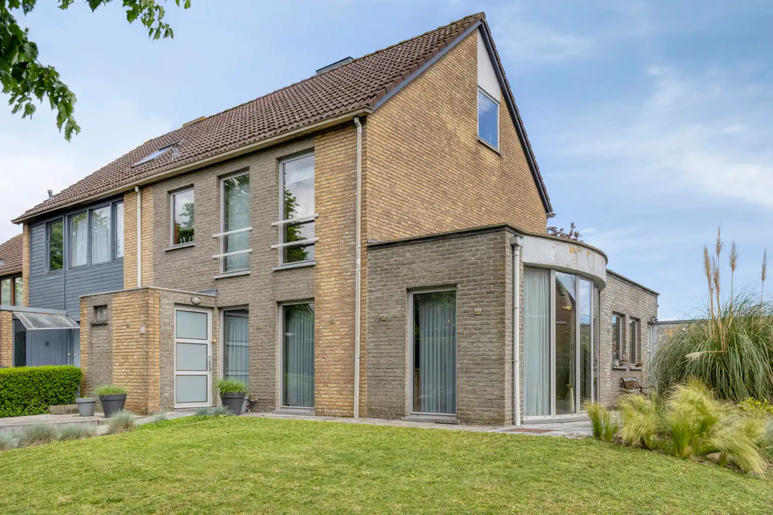 Innstapklare driegevelwoning  in verkeersluwe omgeving foto {{pictureIndex}}