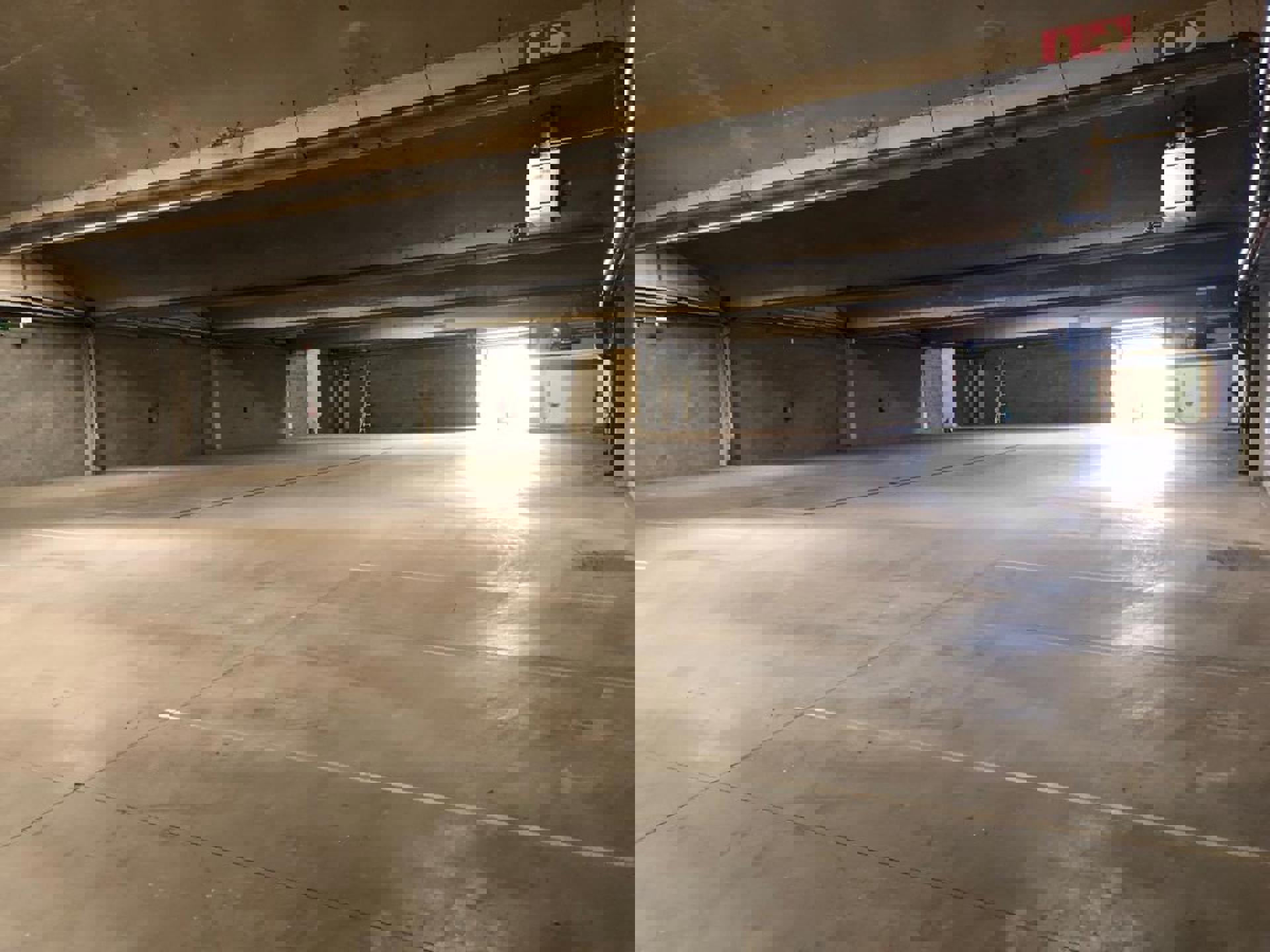 TE HUUR: magazijn met kantoren en showroom foto 8