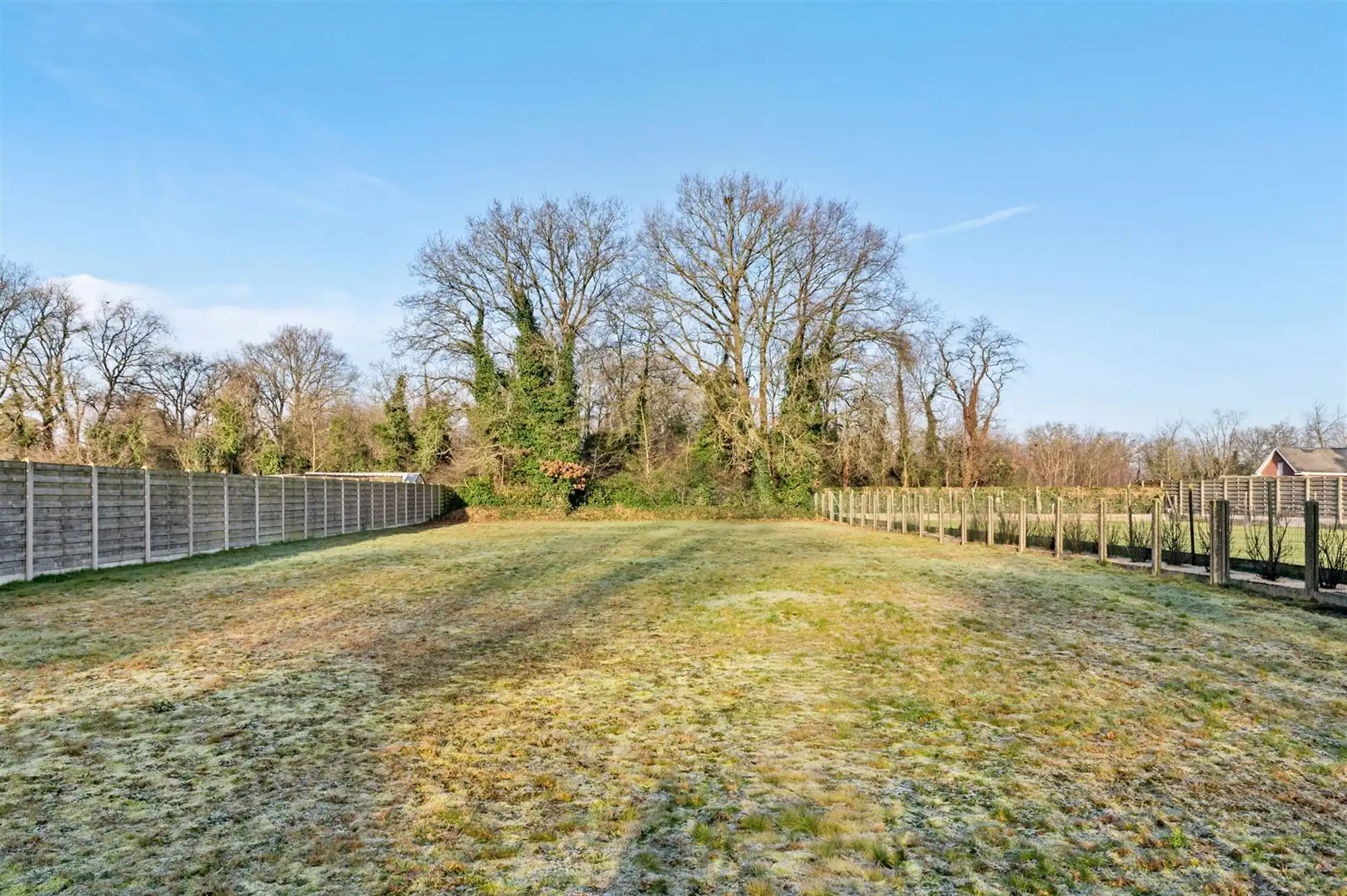 INSTAPKLARE GELIJKVLOERSE WONING MET RUIME GARAGE OP 2191M2 foto 31