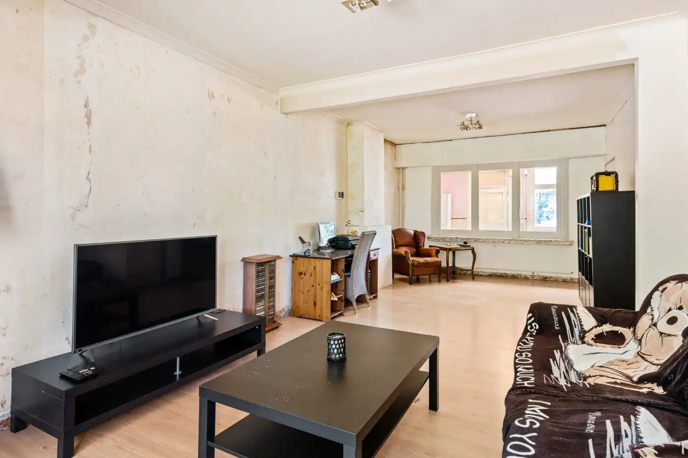 Charmante, te renoveren woning met 2 slpk., garage en tuin foto 3