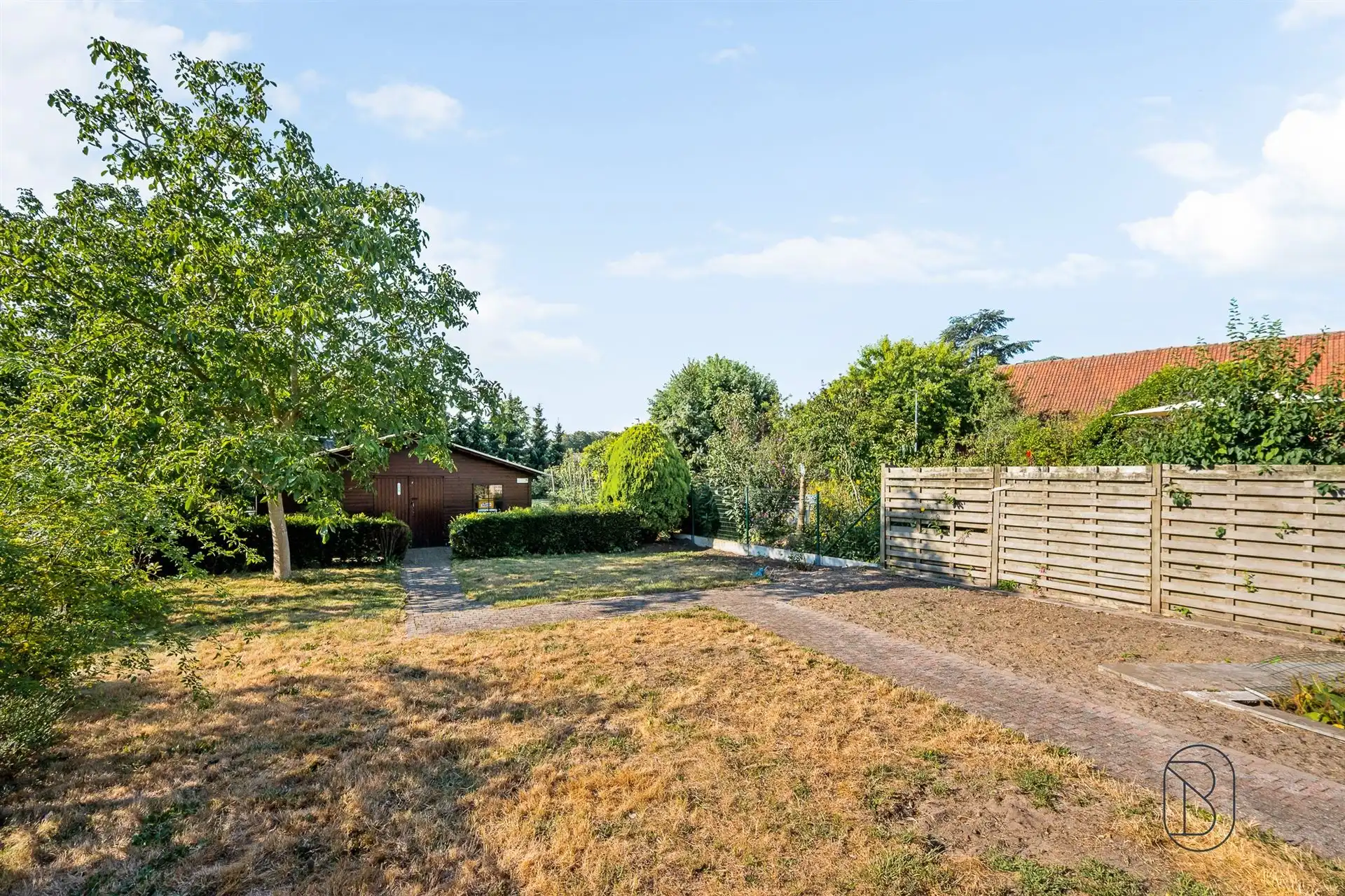 Instapklare woning met grote aangename tuin.  foto 2