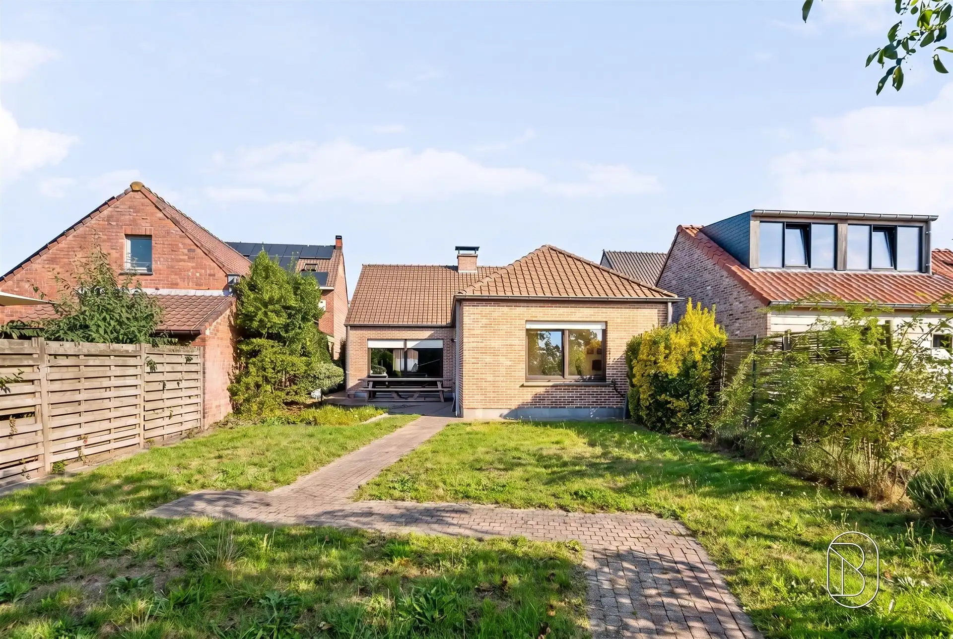 Instapklare woning met grote aangename tuin.  foto 2
