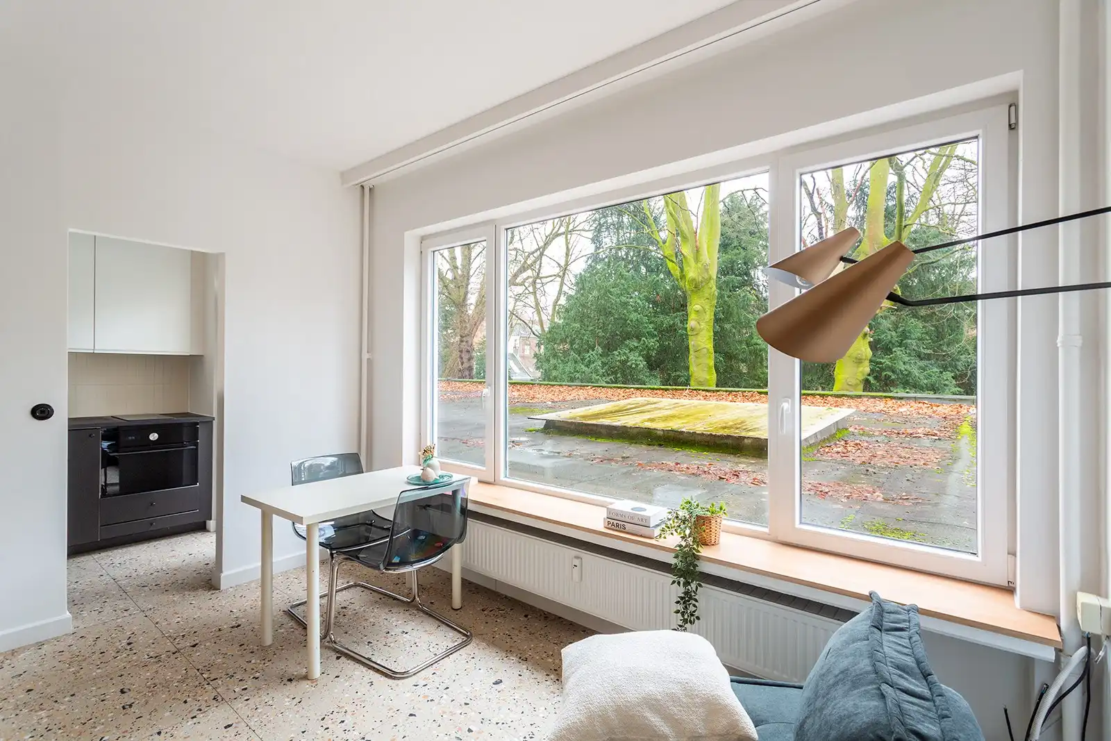 Moderne, lichtrijke studio op rustige locatie met groen uitzicht foto {{pictureIndex}}