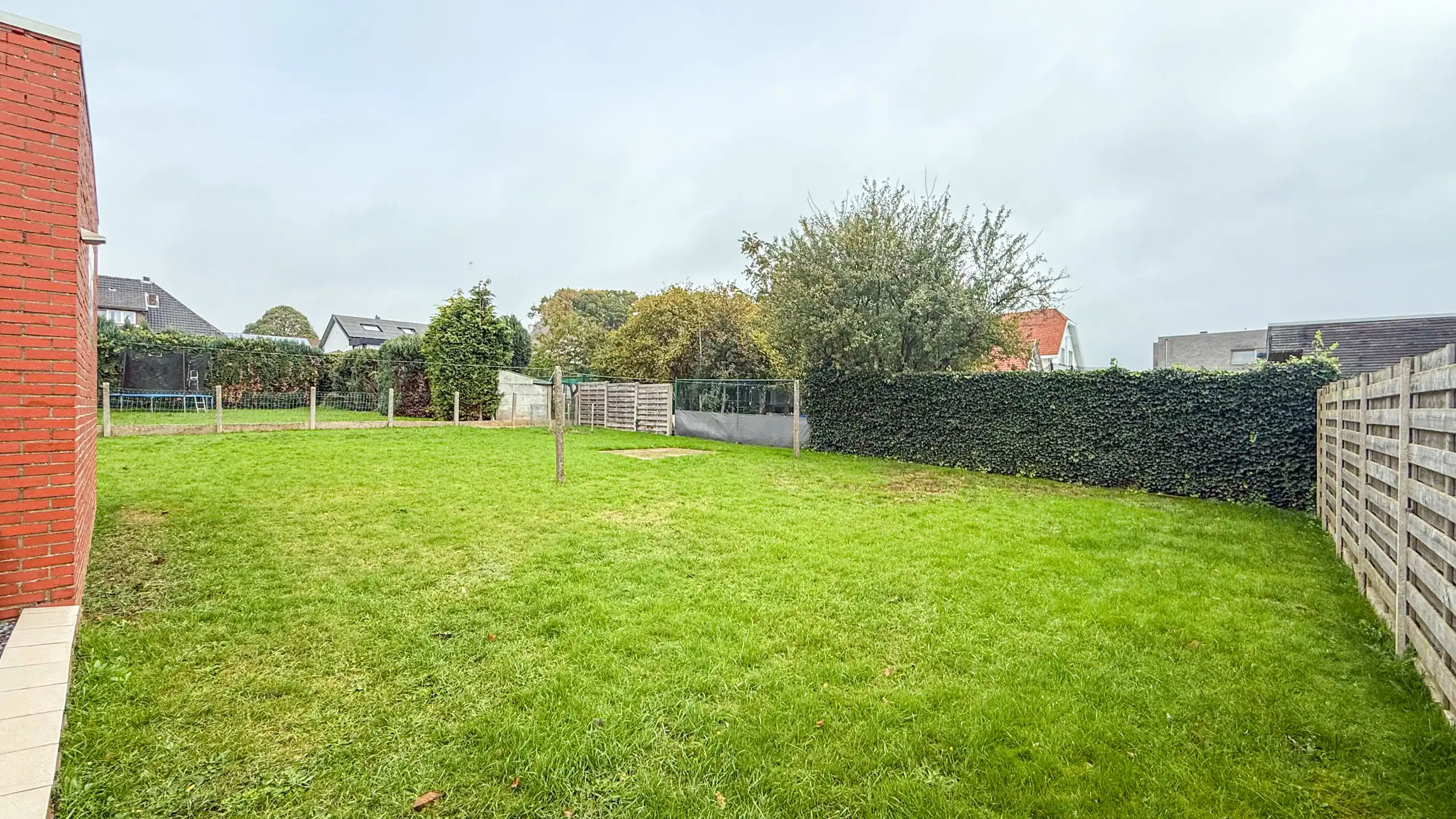 Ruime woning met 3 slaapkamers en zeer breed perceel! foto 35