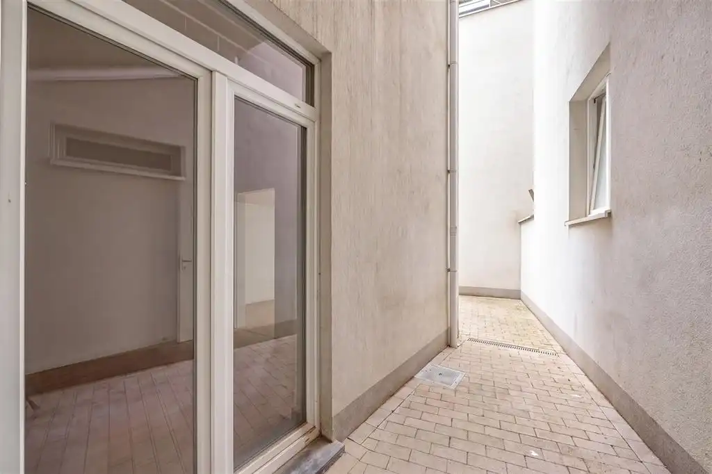 Instapklaar gelijkvloers appartement met stadskoer foto 9