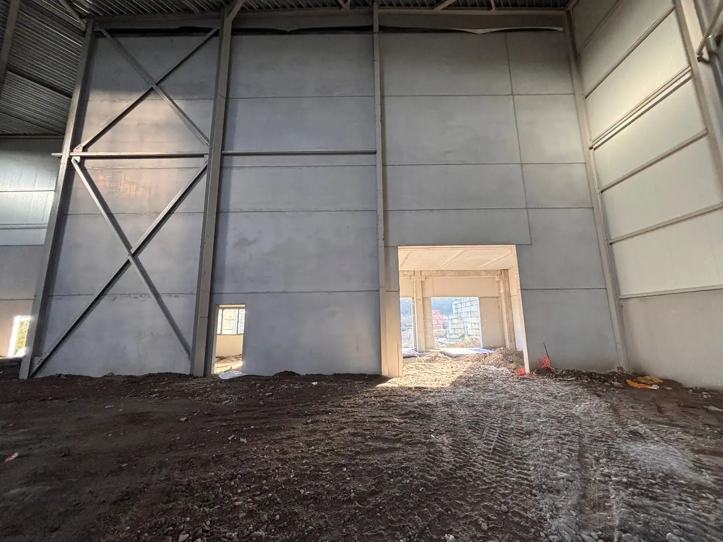 Logistieke bedrijfshal - 2765 m² - met 350 m² kantoren. Superligging! foto 5