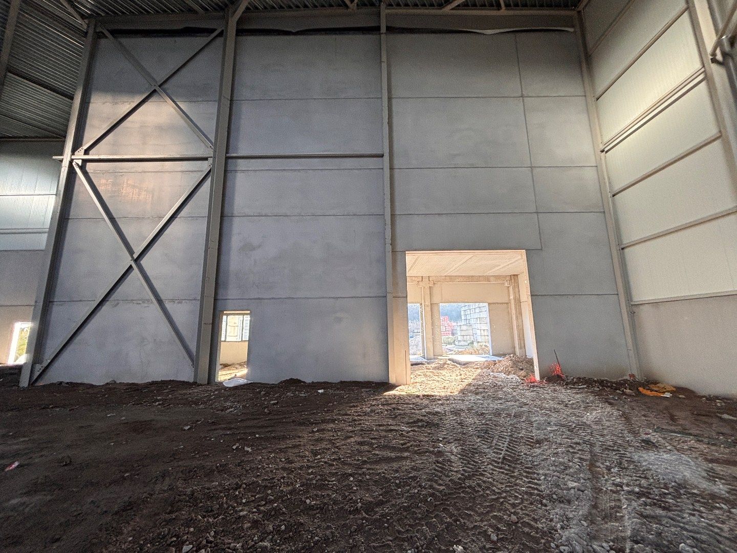 Logistieke bedrijfshal - 2765 m² - met 350 m² kantoren. Superligging! foto 6