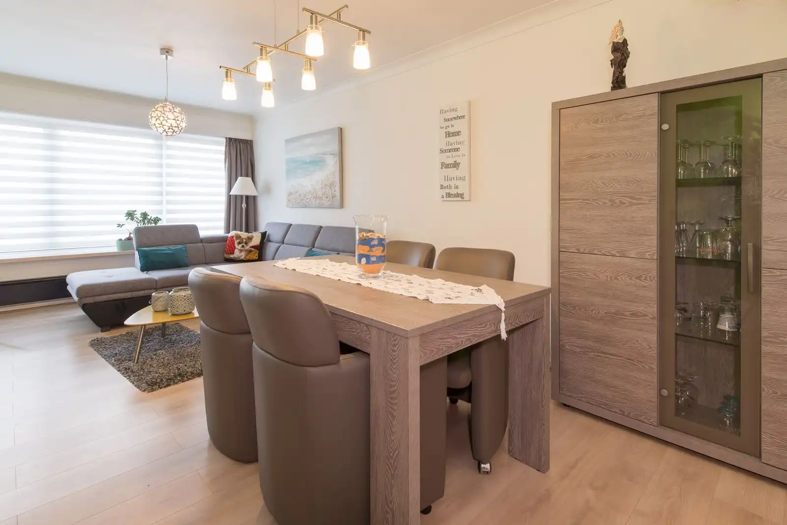 Gezellig en instapklaar gemeubeld appartement met 1 slpk en terras op wandelafstand van strand foto 3