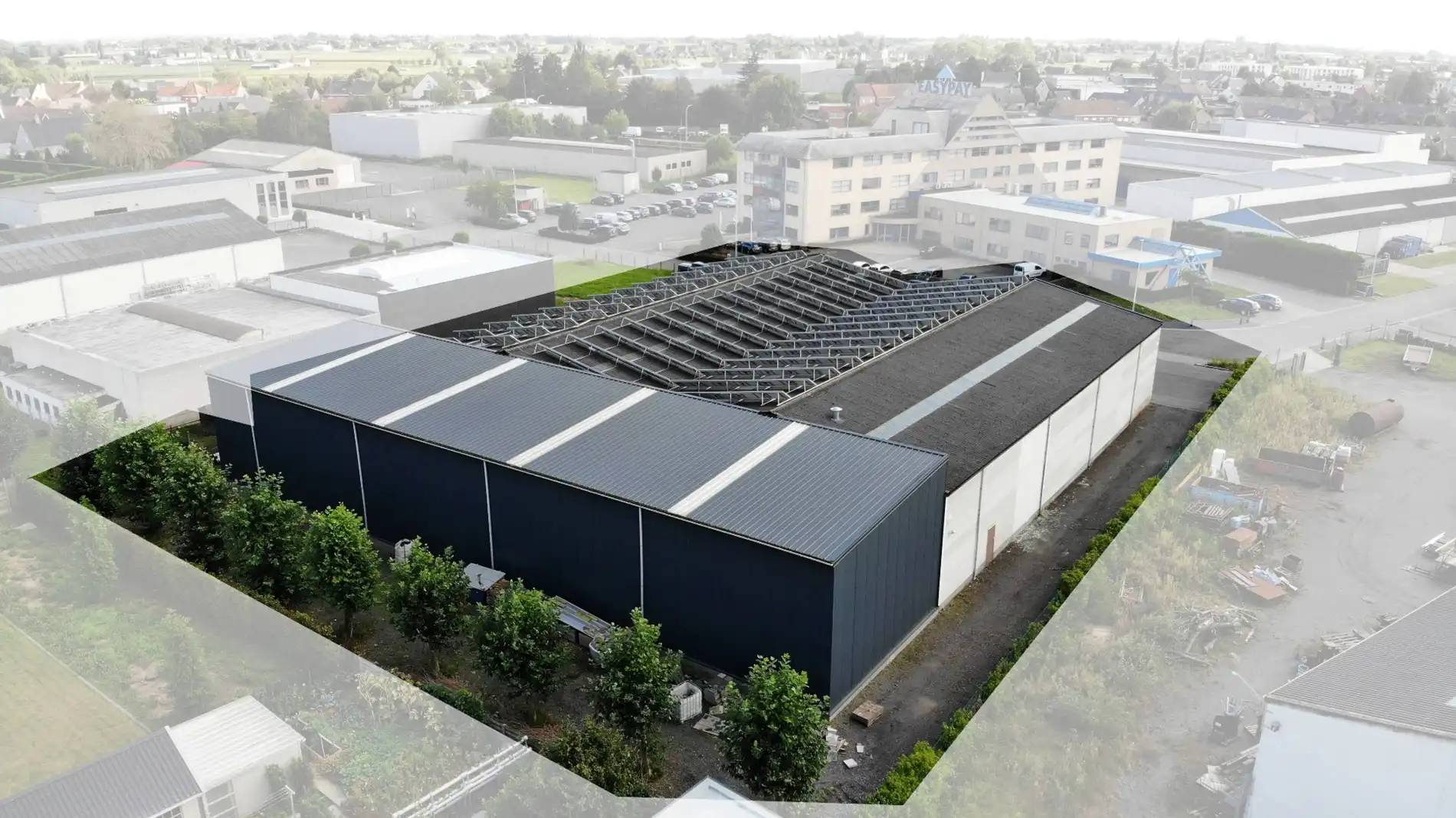 3 ruime loodsen (+-2110m²) met diverse mogelijkheden in een industriezone. foto 2