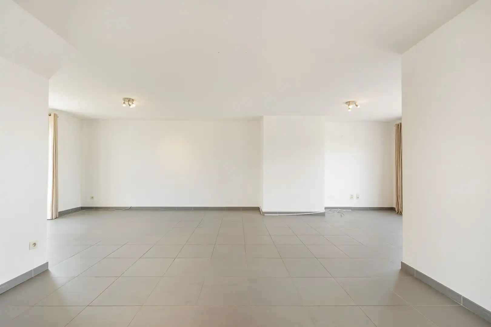 Lichtrijk dakappartement met 2 slaapkamers en ruim terras foto {{pictureIndex}}