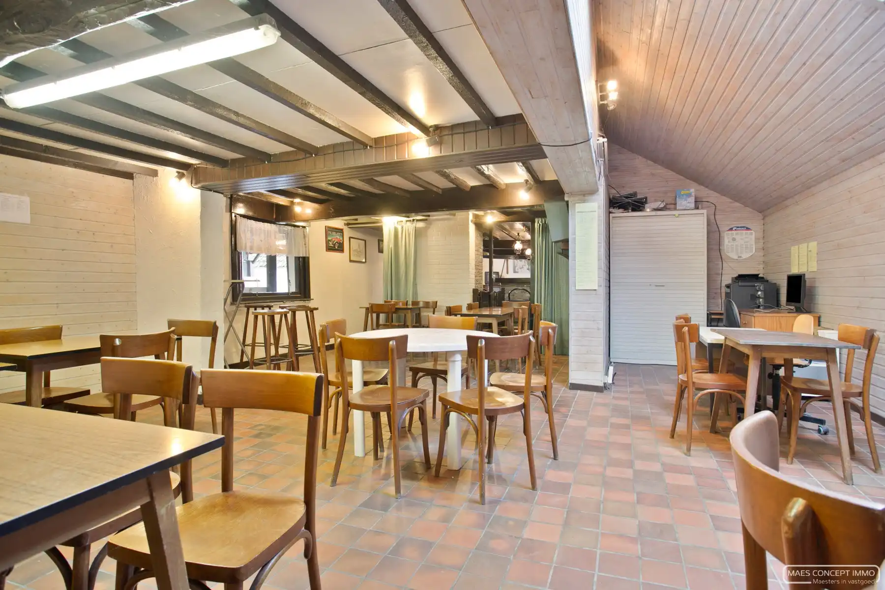 Café en voetbalveld te koop in het landelijke Wortegem foto 17