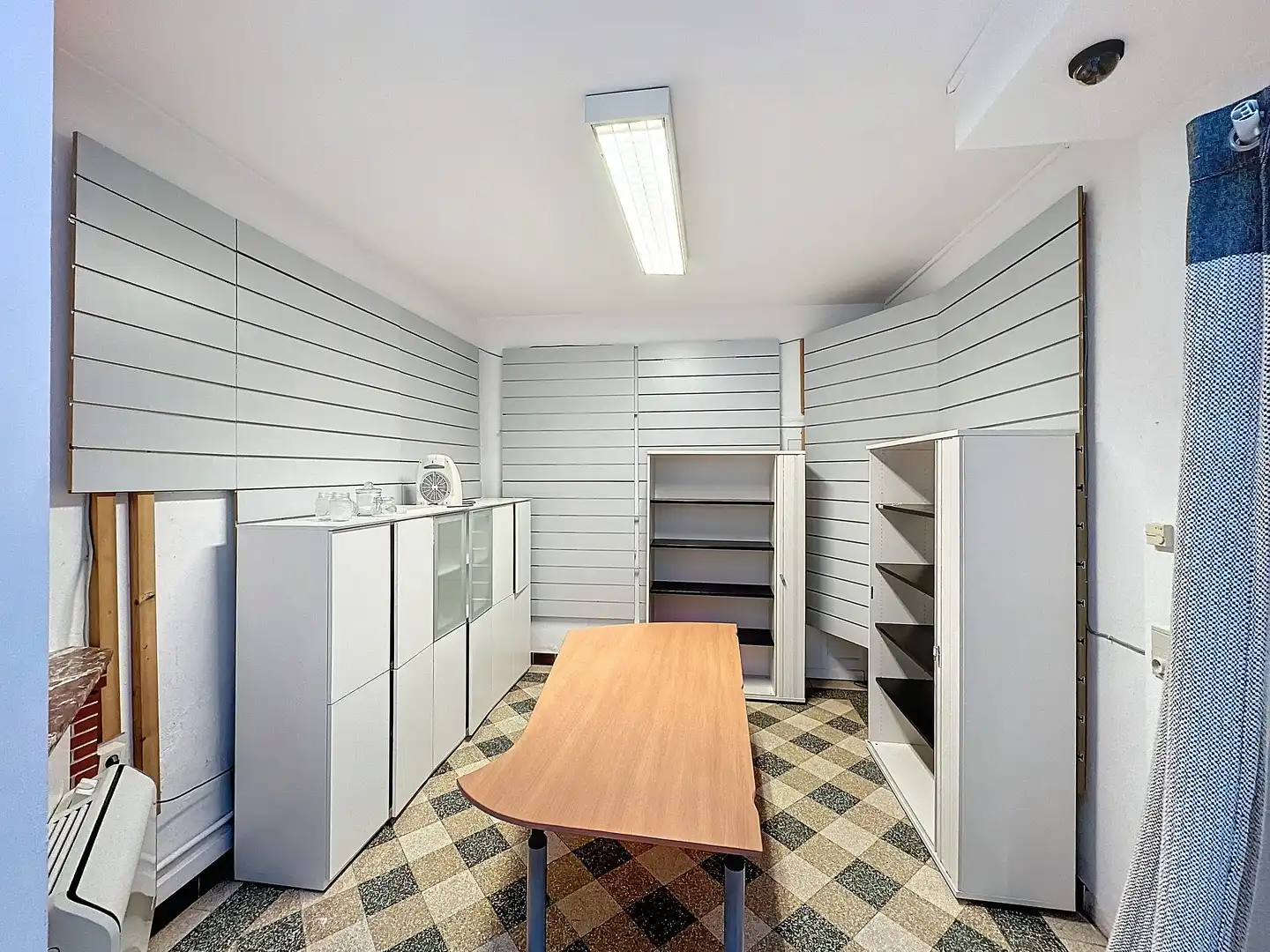 Welgelegen handelspand met ruim appartement. foto 6