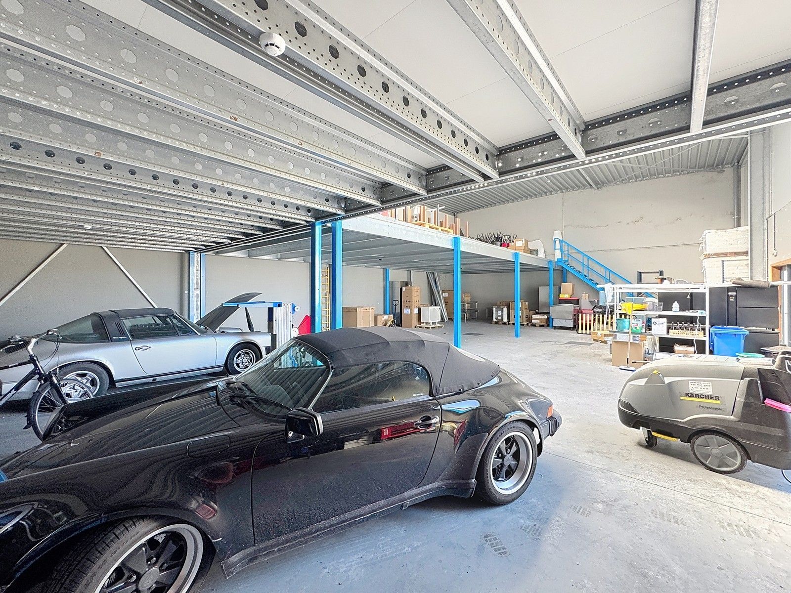 Instapklare OPSLAGRUIMTE (260m2) met mezzanine (150m2) te huur op  een uitstekende ligging te Veurne! foto 3