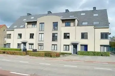 Ruim appartement van bouwjaar 2004 met twee slaapkamers, ondergrondse autostaanplaats en kelder. foto {{pictureIndex}}