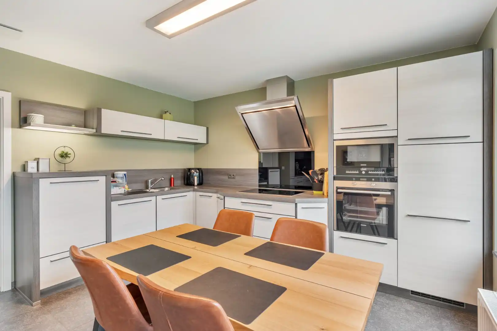 Zeer goed onderhouden en praktisch ingedeelde gezinswoning met 4 slaapkamers en prachtige tuin. foto 15