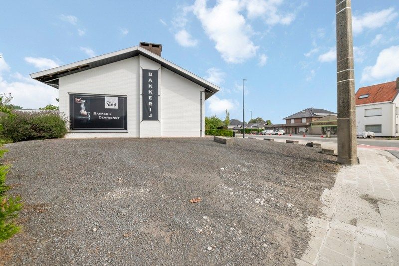 Ruime te renoveren bungalow met veel potentieel en inpandige garage foto 12