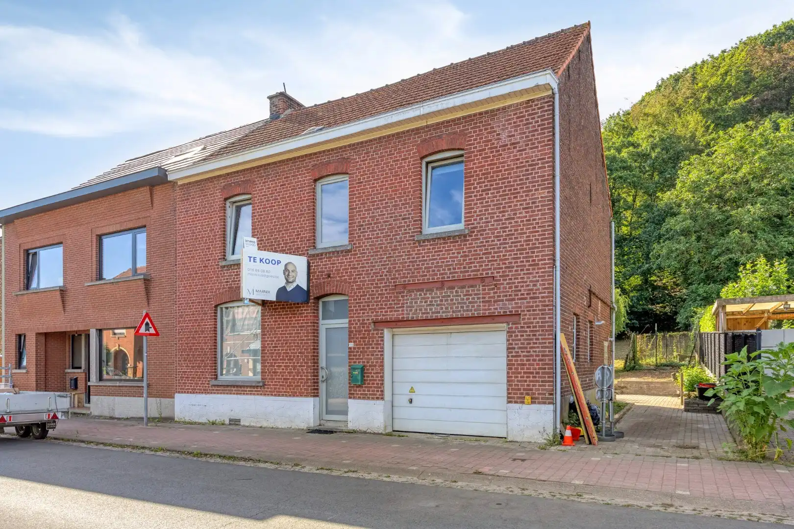 Hoofdfoto van de publicatie: Halfopen bebouwing met 5 ruime slaapkamers, 2 badkamers, garage en tuin in Holsbeek – bewoonbare oppervlakte 214m²