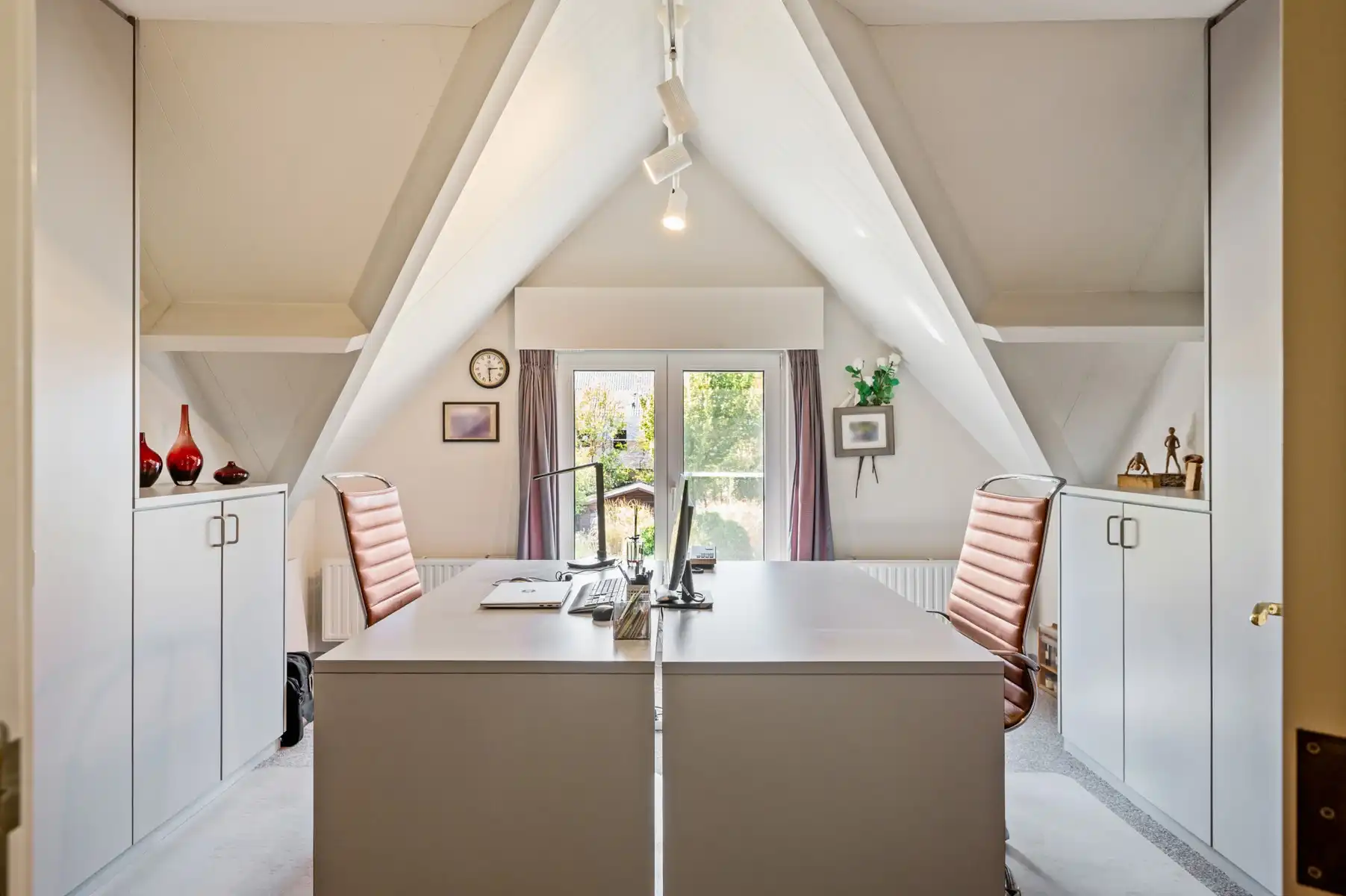 Ruime en lichtrijke villa in rustige, groene omgeving foto 32