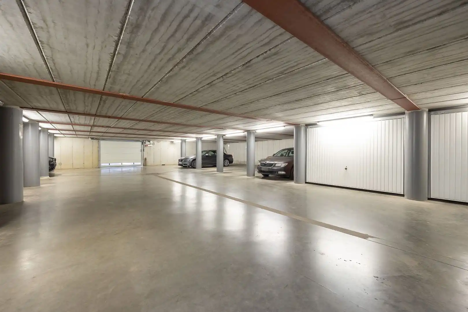 Ondergrondse autostaanplaats in the Globe foto 4