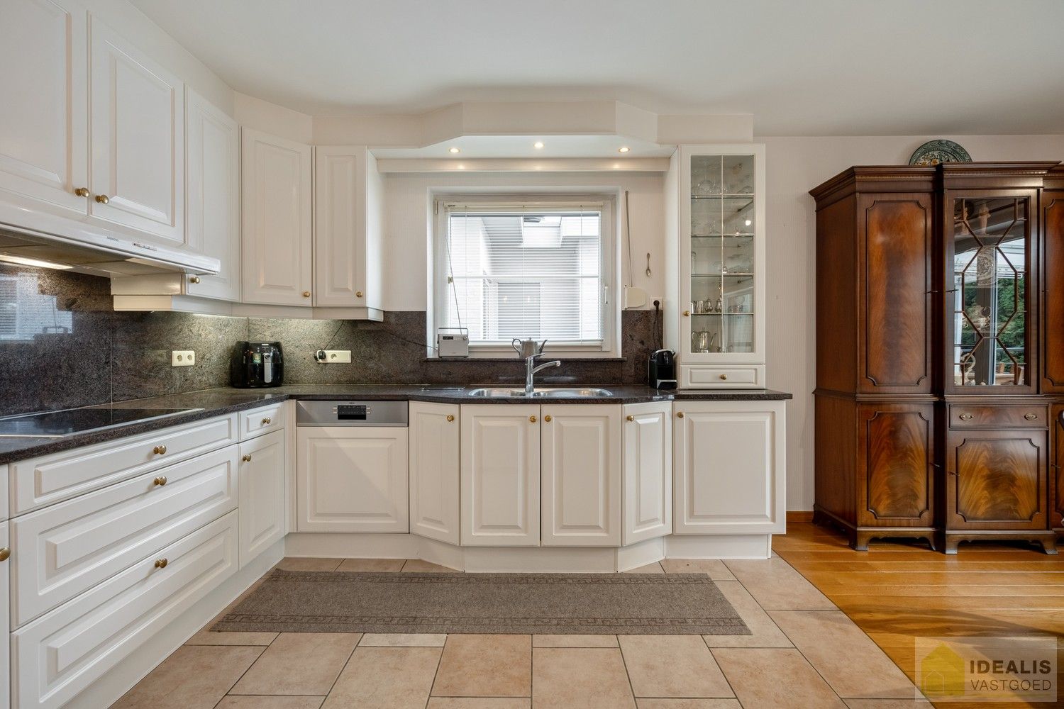 IDEALIS VASTGOED – RUIM INSTAPKLAAR APPARTEMENT IN KLEINSCHALIGE RESIDENTIE MET LICHTRIJKE LEEFRUIMTE, OPEN KEUKEN, HEERLIJK OVERDEKT TERRAS, 3 SLAAPKAMERS, BADKAMER, FIJNE WASPLAATS/BERGING EN INPANDIGE GARAGE OP EEN UITERST GUNSTIGE LOCATIE MIDDEN IN HET CENTRUM VAN PELT!! ZEER GESCHIKT VOOR KANDIDATEN OP ZOEK NAAR INSTAPKLAAR APPARTEMENT foto 17