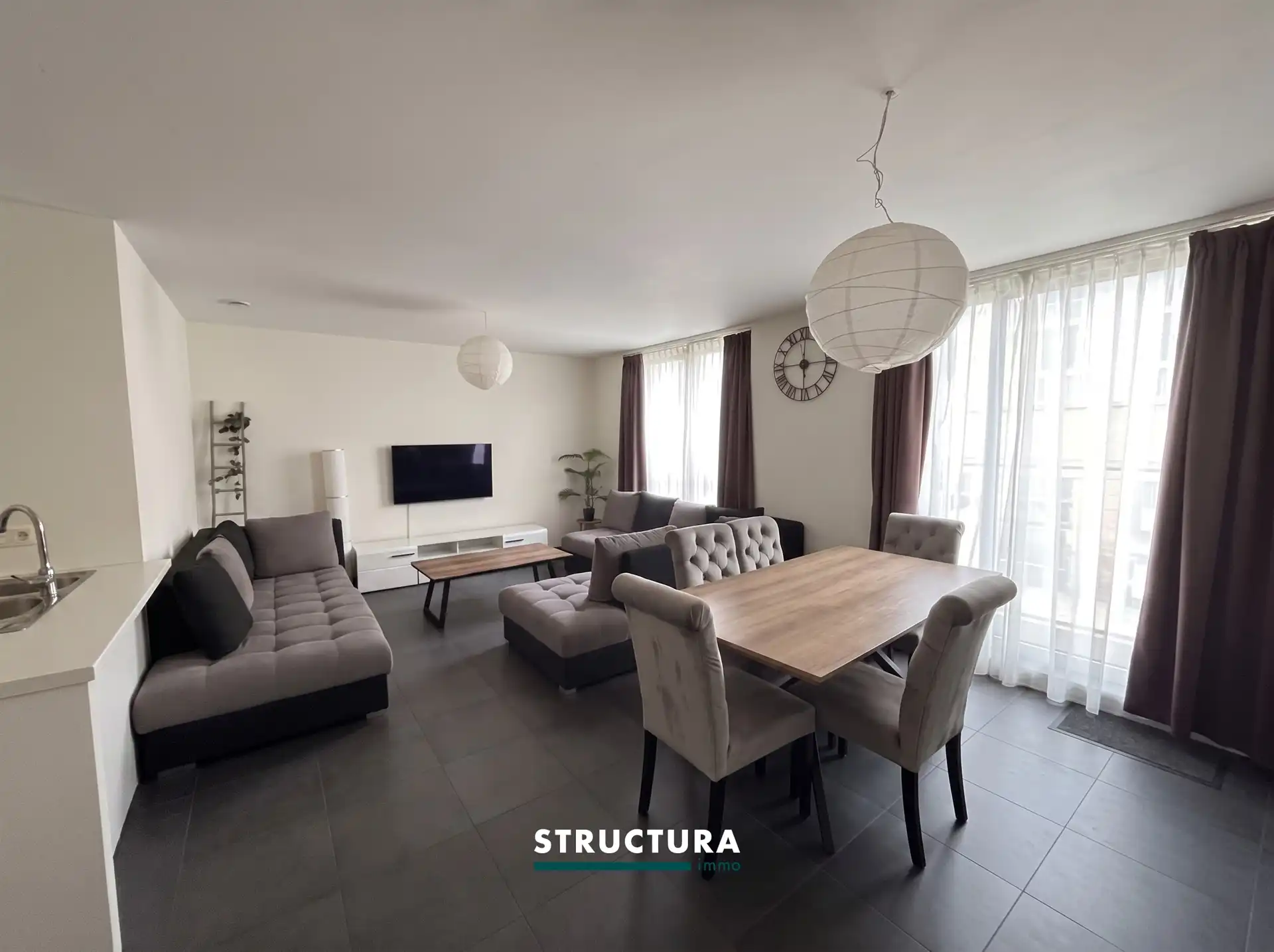 Appartement met ruim terras, staanplaats aan de Markt foto 2