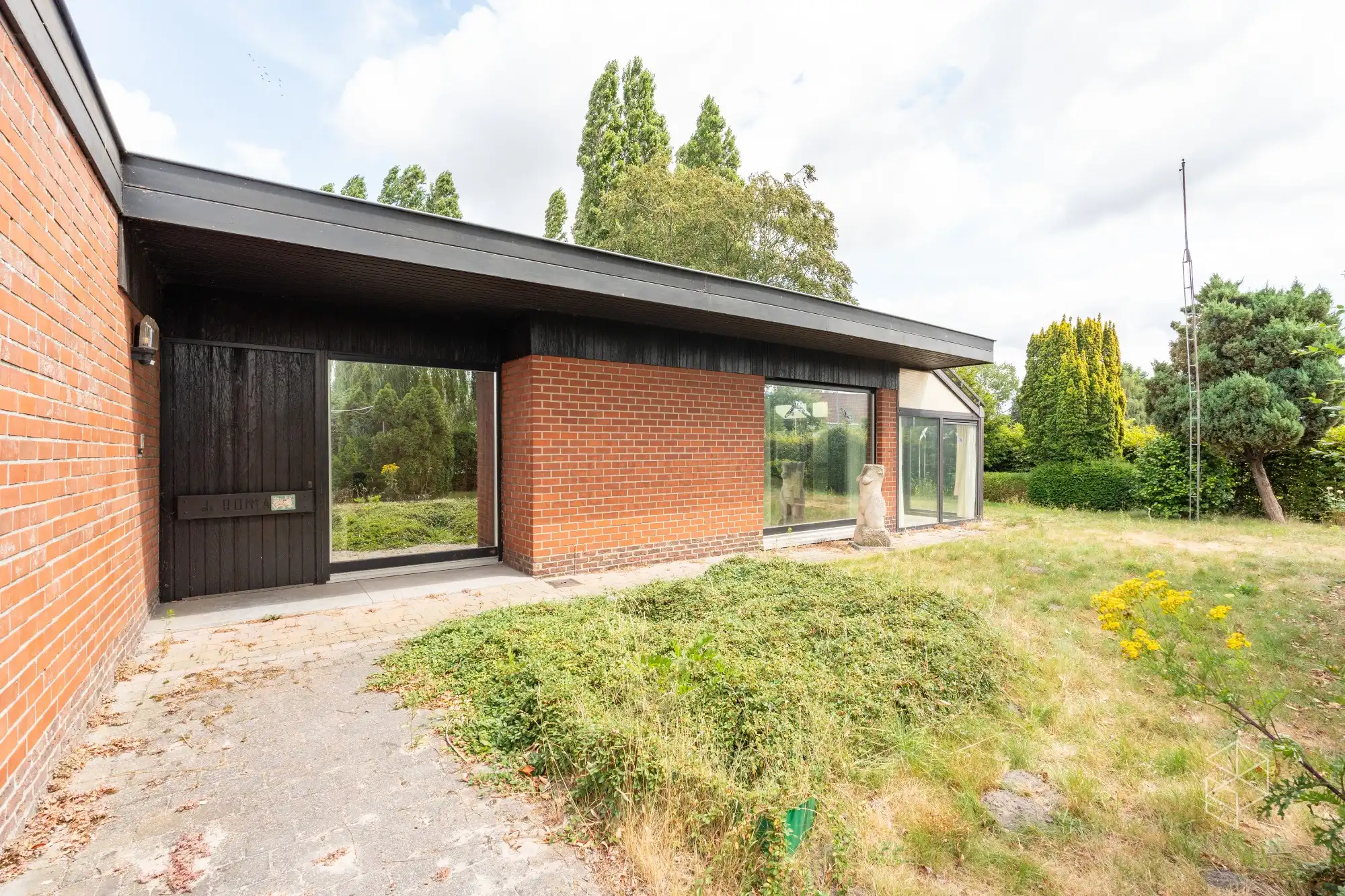 Centraal gelegen gelijkvloerse woning met royale tuin op 1636m² foto 3
