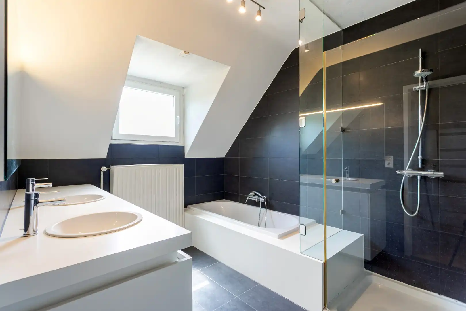 Ruime 4-gevelwoning met 4 slaapkamers, bureau, garage en tuin op 626 m² met bouwpotentieel in Halle foto 20