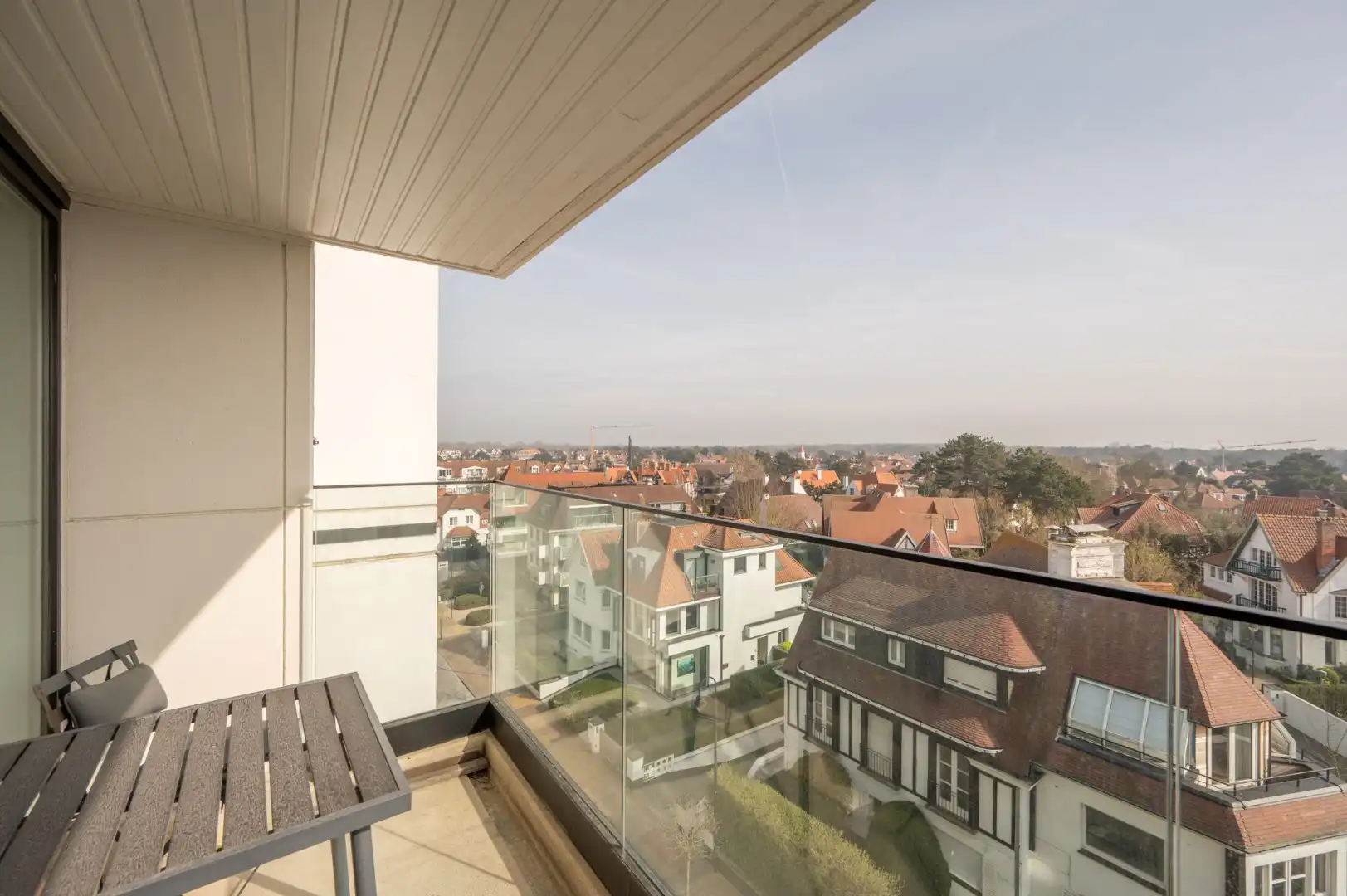 Gemeubeld appartement op de vijfde verdieping gelegen in hartje Zoute op enkele passen van het Albertplein en de zee foto {{pictureIndex}}