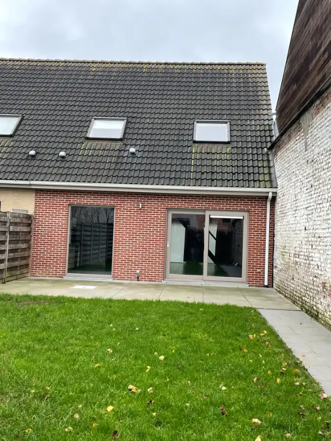 EENGEZINSWONING + tuin foto 3