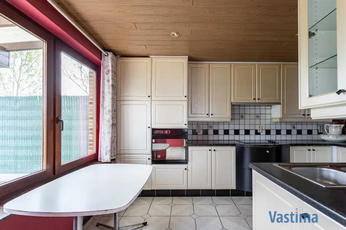 Ruime halfopen bungalow met grote kelder, 3 slaapkamers en zonnige tuin foto 17