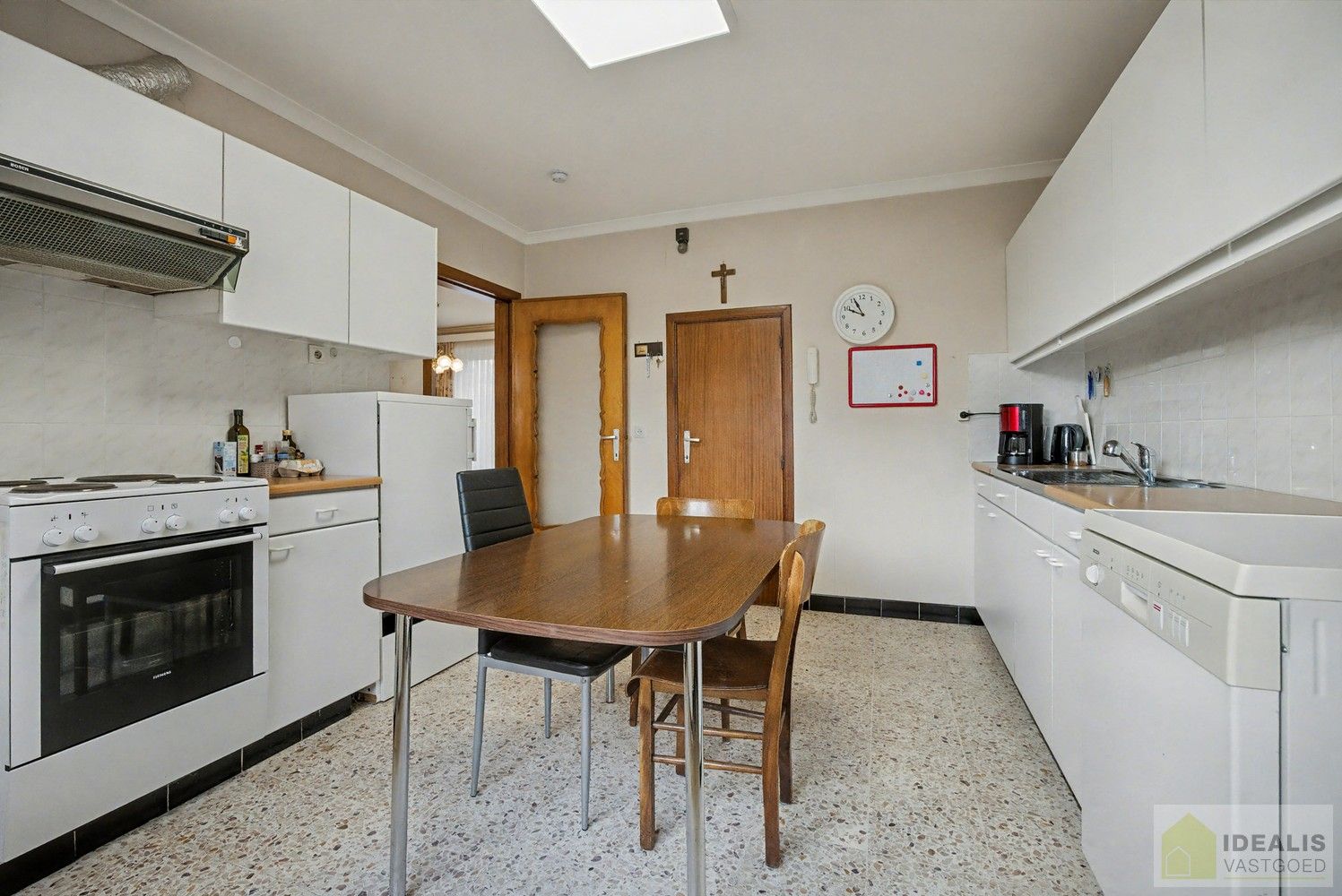 IDEALIS VASTGOED - Nabij het groen gelegen woning met een bewoonbare oppervlakte van + -125m² op een perceel van 7a59ca! Het betreft een zeer centraal gelegen woning t.o.v. grote steden als Leuven, Brussel, Antwerpen en Hasselt die vlot bereikbaar zijn door de nabijheid van de E313 en E314. Uitermate geschikt voor kandidaten op zoek naar een te renoveren woning in de groene omgeving van Linkhout!! foto 10