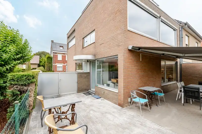 Roeselare : Unieke, strakke halfopen bebouwing met zuidgerichte tuin op toplocatie nabij het centrum. foto 15
