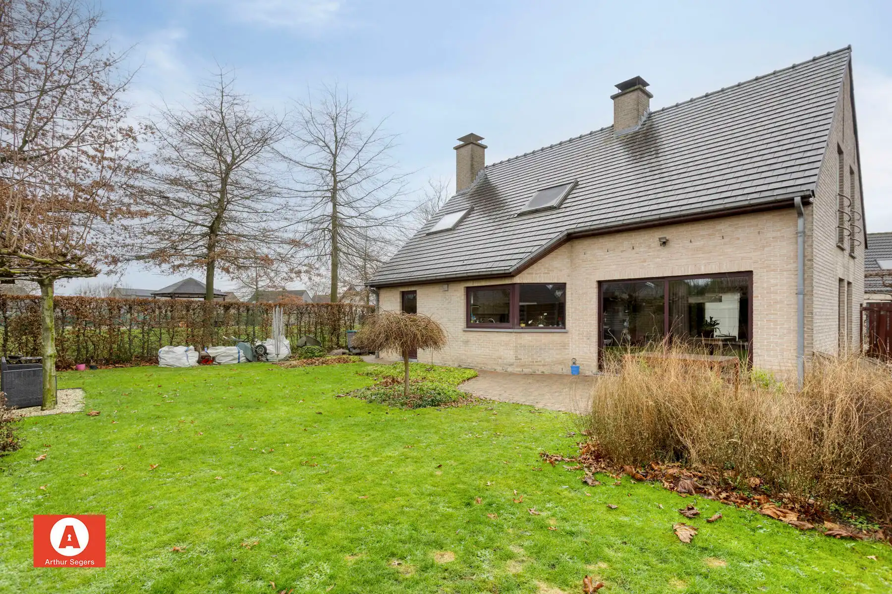 Open bebouwing in een doodlopende straat. foto 28